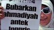 A protester hold a placard reading "Disband Ahmadiyah, British stooge" at an anti-Ahmadiyah rally in Jakarta on 18 February 2011