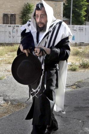 EVIL ON THE LOOSE: Avrohom Mondrowitz strolls in Jerusalem last month, scot-free after fleeing the United States in 1984 ahead of multiple child-molestation charges. Israel says he’s protected from extradition.